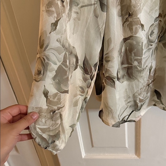 Torrid Green Floral Tie-Neck Blouse - Picture 4 of 5